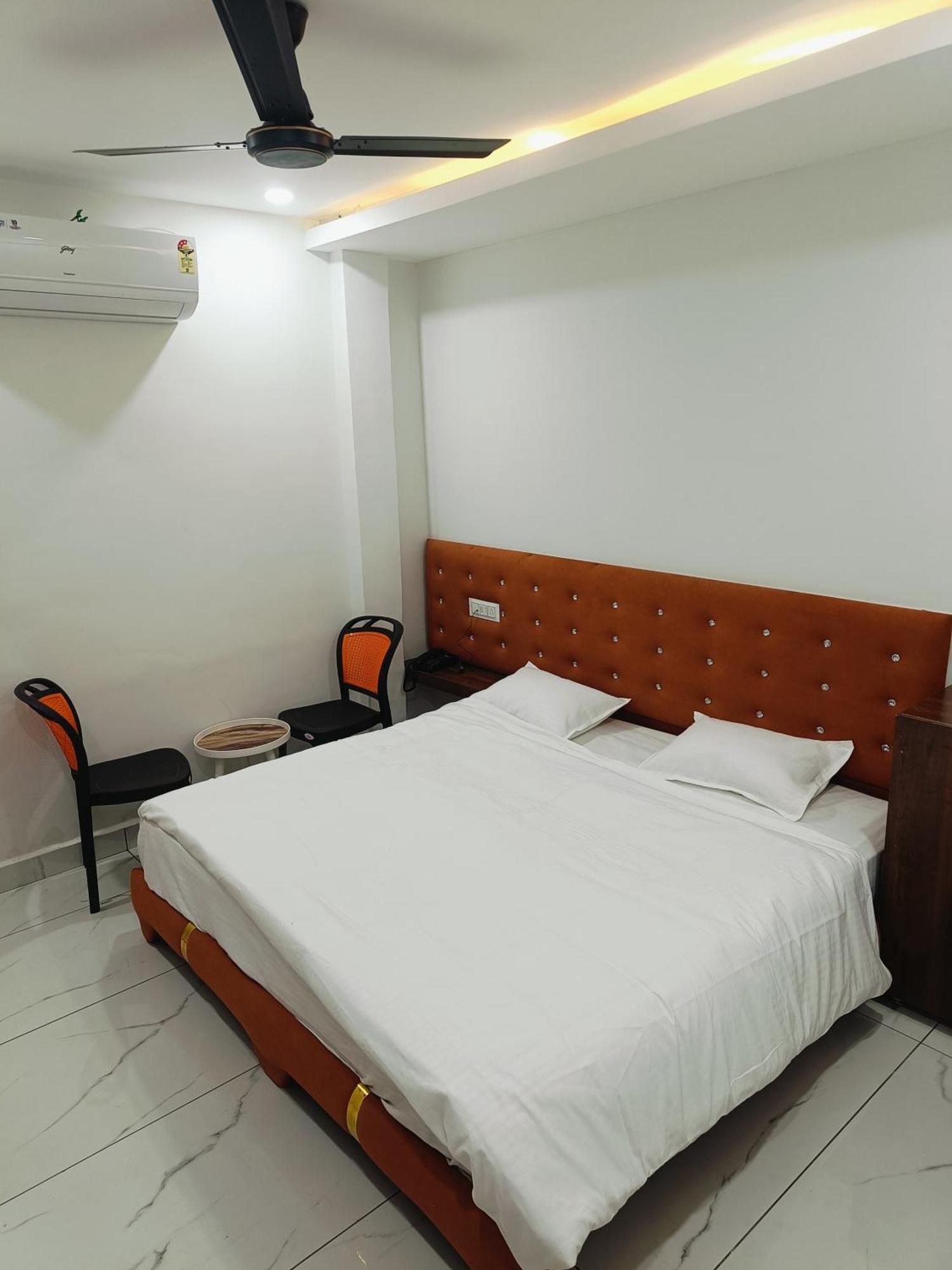 Hotel Shree Kedar Palace อุจเจน ภายนอก รูปภาพ